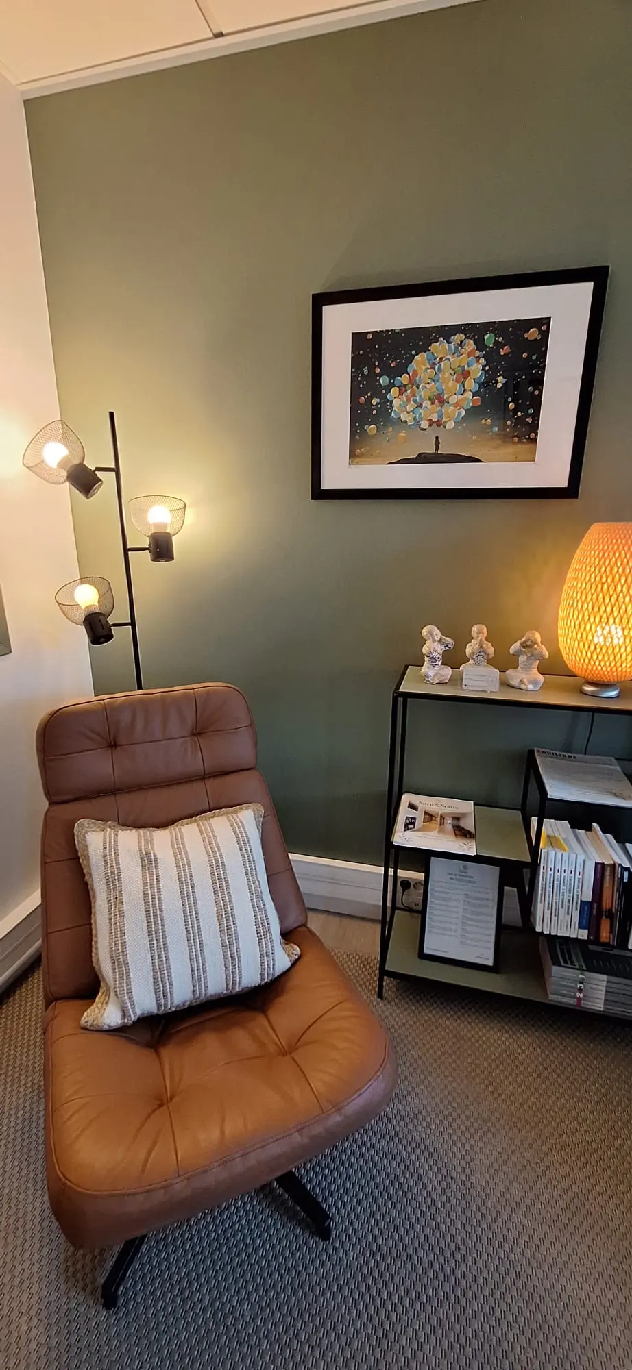 Le fauteuil du cabinet de sophrologie, sous le halo d’un lampadaire.