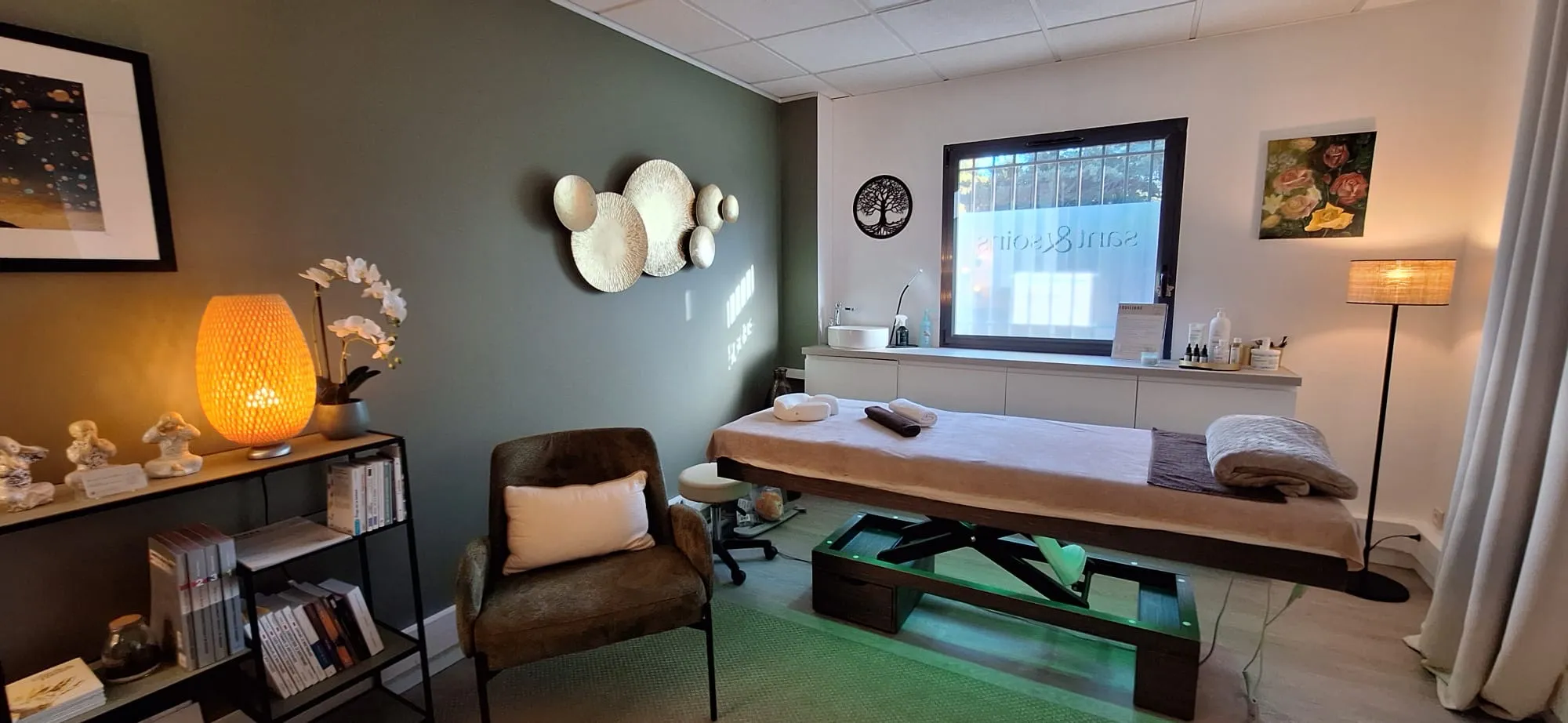 La pièce de soin : la table de massage et le fauteuil, dans le même espace.