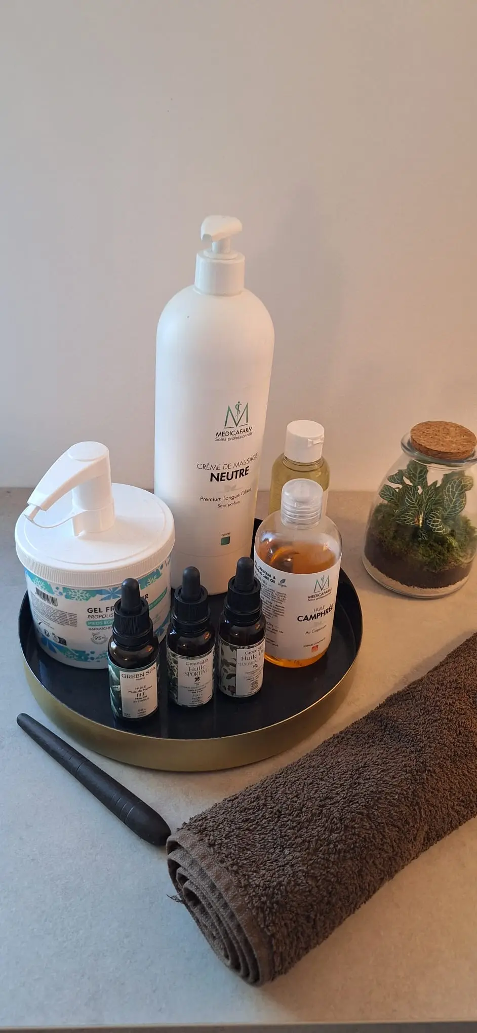 Crème neutre sans parfum, huiles végétales, gel fraîcheur pour les pieds.